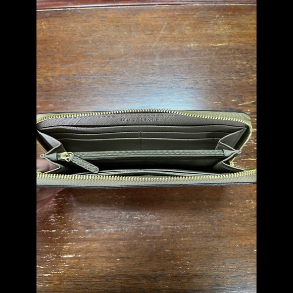 Michael Kors Wallet - Picture 3 of 4